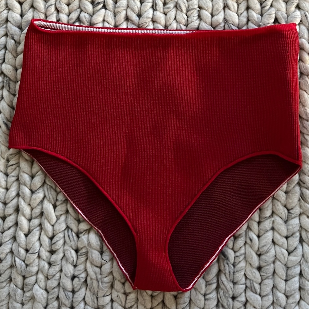 ARQ swimsuit in Cherry - Picture 2 of 4